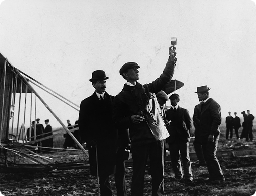 Братья Райт: Орвилл наблюдает за полетом Уилбура, 1908 год / Hulton Archive / Getty Images