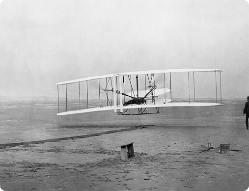 Первый полет Flyer братьев Райт в Килл-Девил-Хиллс, 1903 год / Bettmann / Getty Images