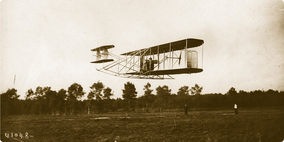 Wright Flyer II в полете, 1908 год / Hulton Archive / Getty Images