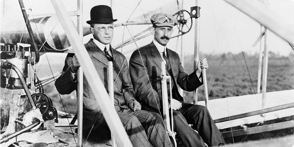 Орвилл Райт за штурвалом самолета, 1909 год / Bettmann / Getty Images