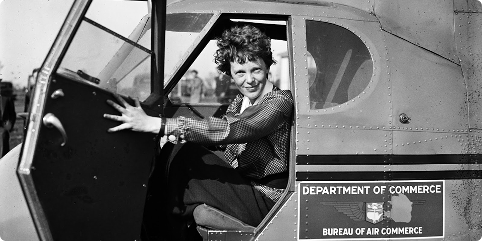 Американская летчица Амелия Эрхарт у самолета Lockheed Vega 5B, 1936 год / Hulton Archive / Getty Images