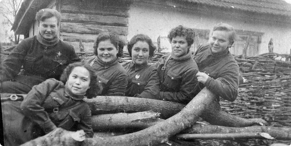 Летчицы 588-го ночного легкобомбардировочного авиационного полка («Ночные ведьмы»), Хиуаз Доспанова в первом ряду слева. 1942 год / Министерство обороны РФ / Wikimedia Commons
