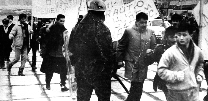 Students of the S.Kirov Kazakh State University marching toward L.Brezhnev Square (Republic Square) / TsGA KFDZ
