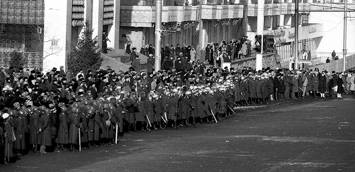 Militia units standing along Furmanov (Nazarbayev) Street / Photo by Yuriy Bekker