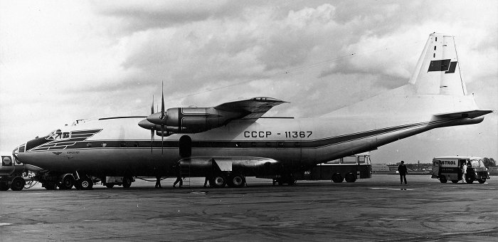 An Antonov An-12B aircraft in London. Aircraft of this type were among those used to transport militia and army personnel / Wikimedia Commons