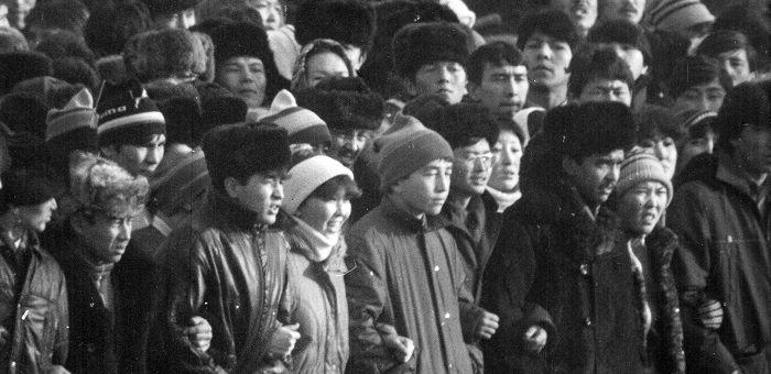 Participants of the Zheltoksan events holding hands in protest / TsGA KFDZ