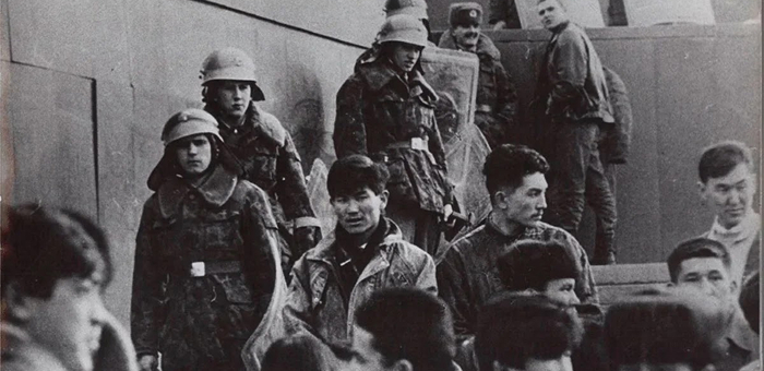 OMON monitoring the protesters / Voennoye Obozreniye